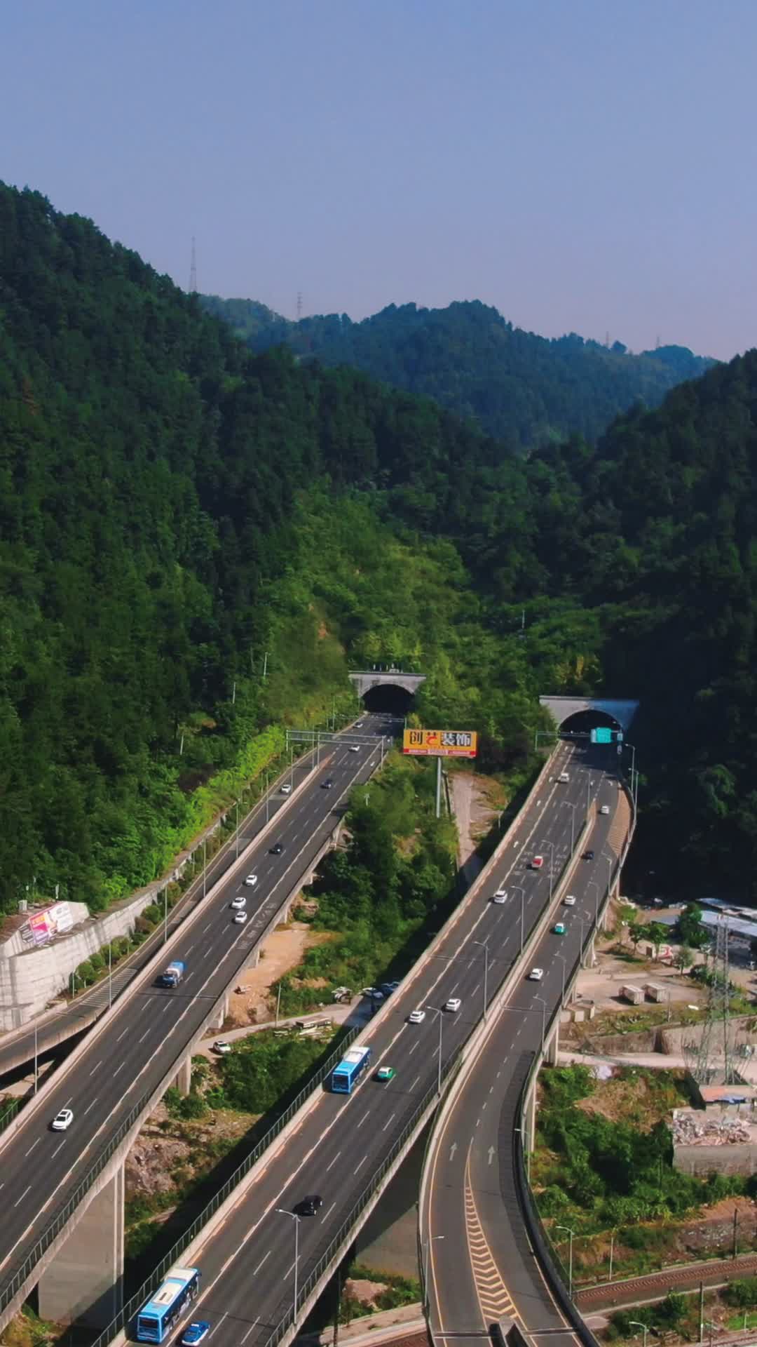 城市大道穿山隧道交通车辆航拍视频视频的预览图