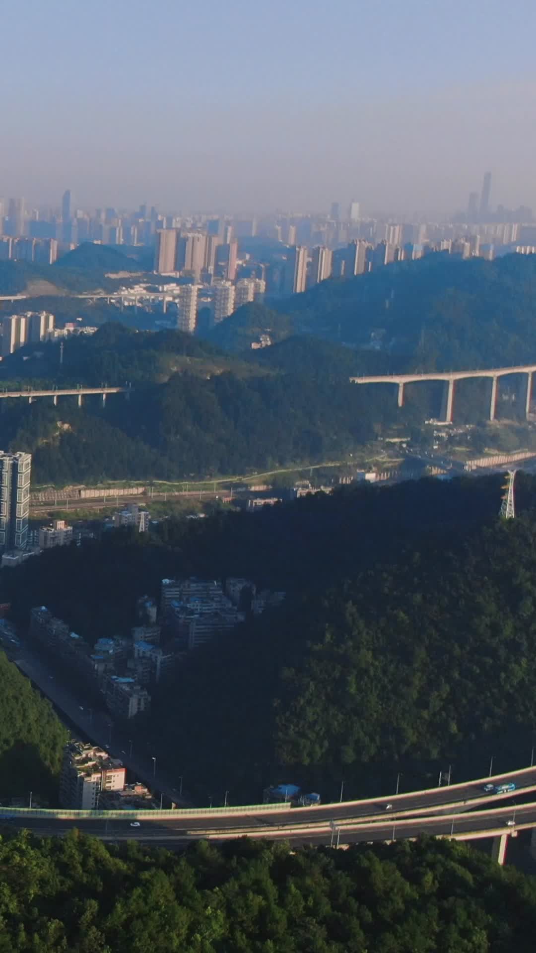 城市交通火车高铁轨道高架桥竖屏航拍视频的预览图