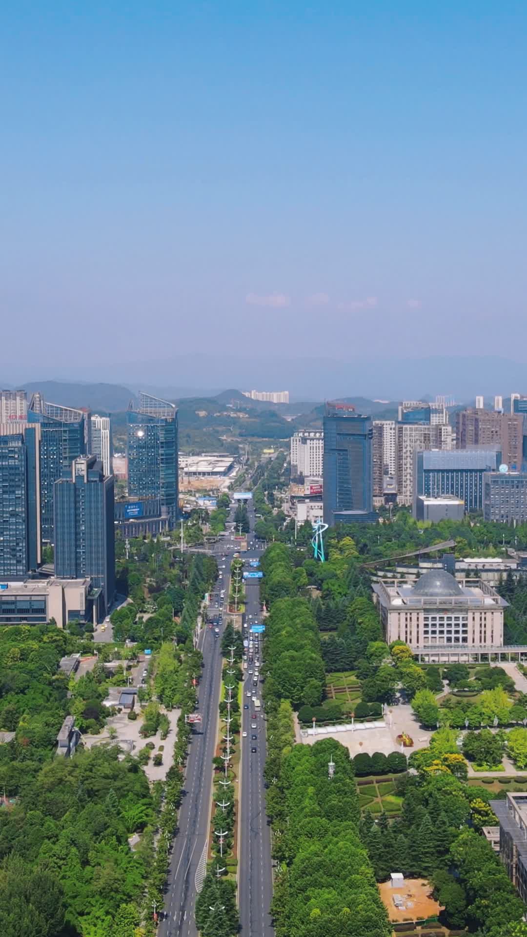 城市大道交通车辆竖屏航拍视频视频的预览图