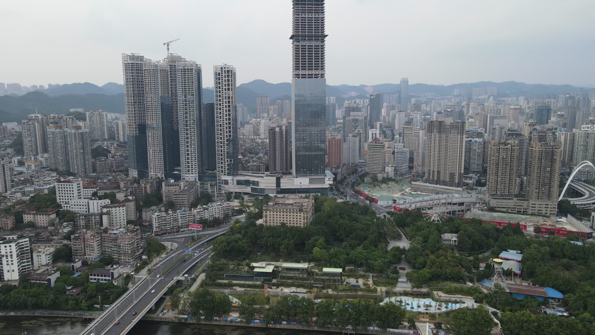 城市高楼商务建筑航拍视频视频的预览图