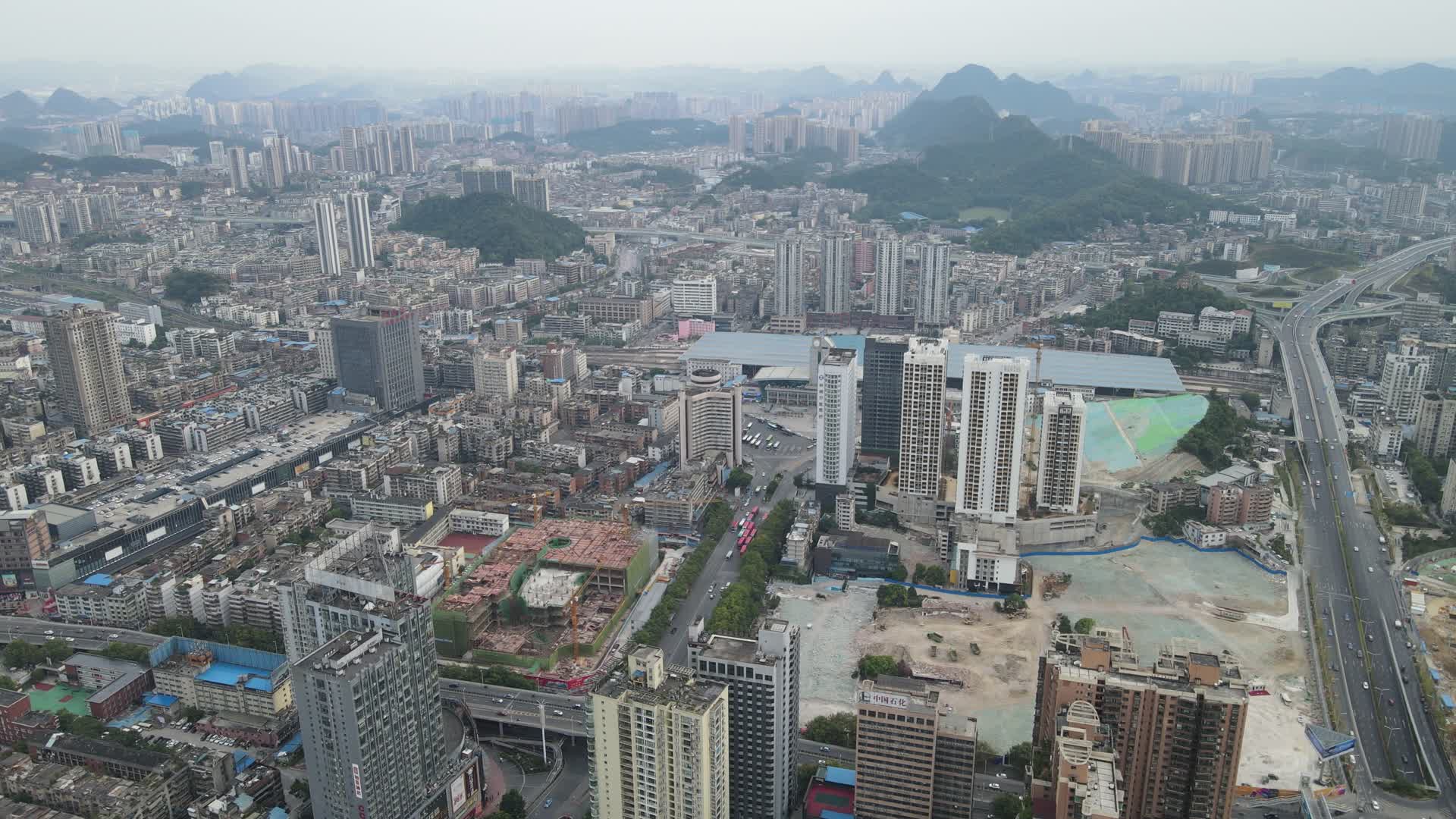 贵阳火车站高楼建筑航拍视频视频的预览图