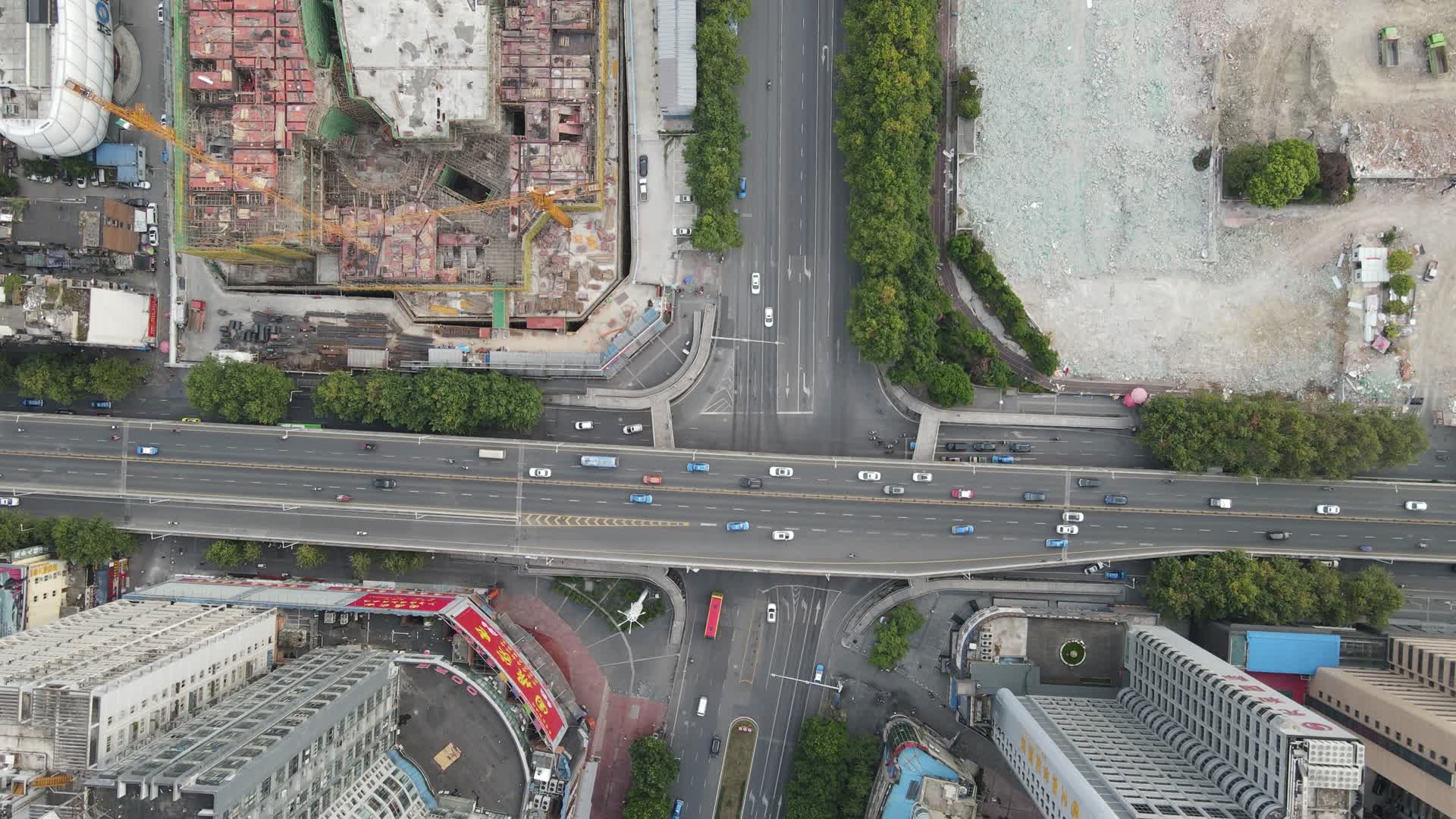 俯拍贵阳城市高架桥立交桥城市交通视频的预览图