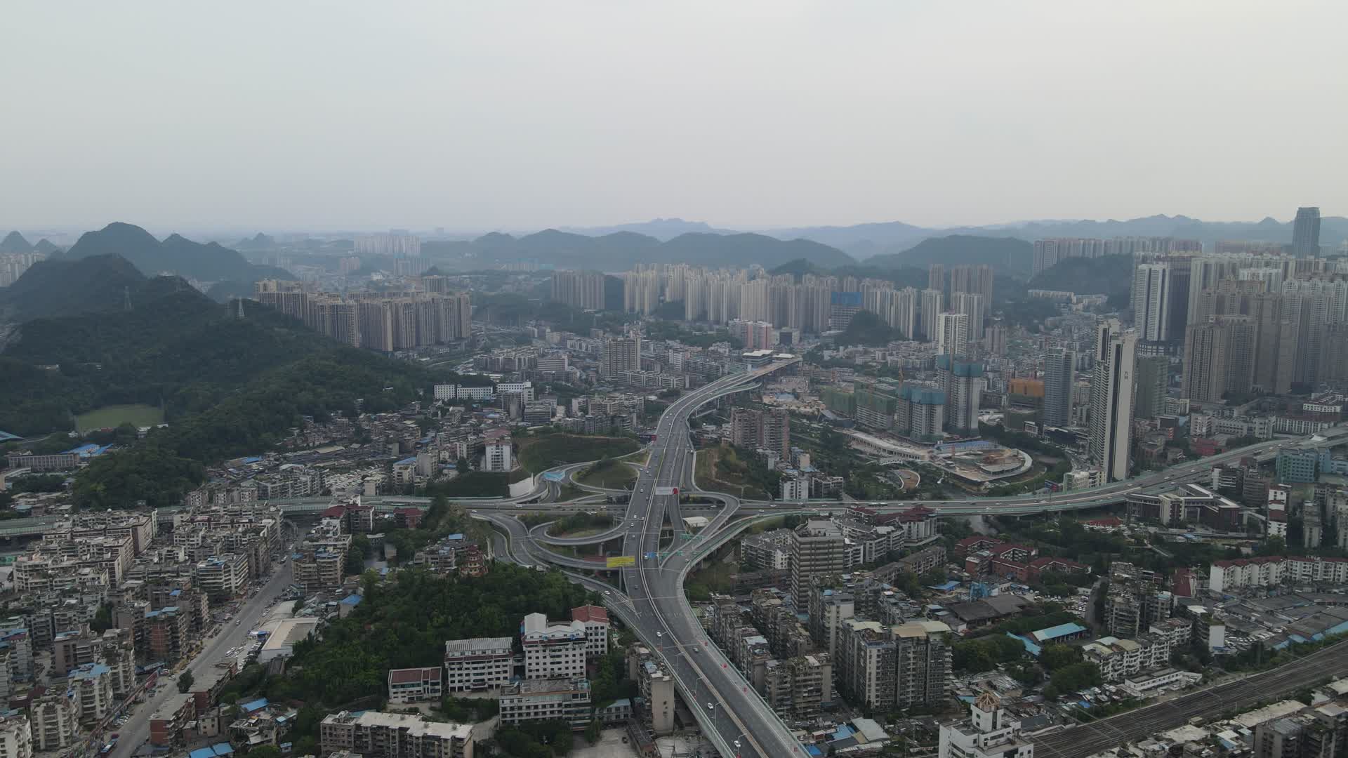 城市高架立交桥航拍视频视频的预览图