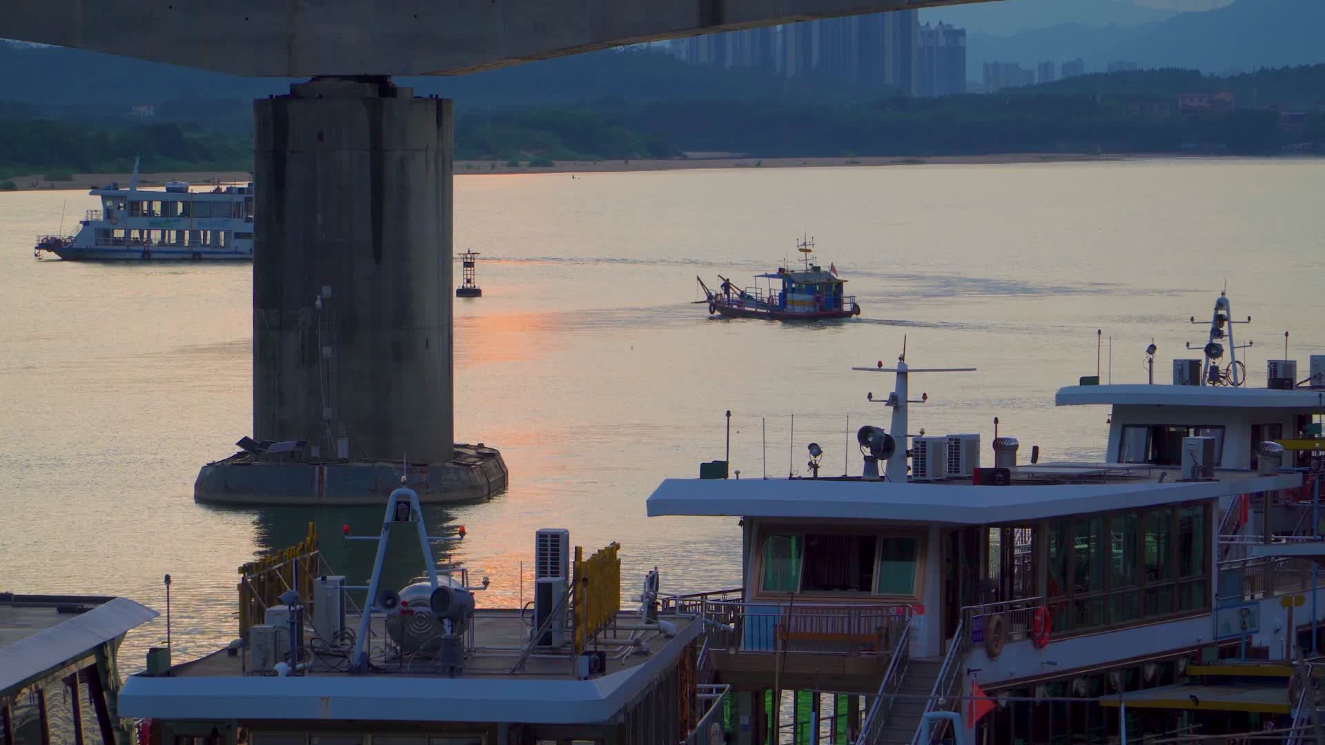 夕阳天空下停泊的轮船视频的预览图