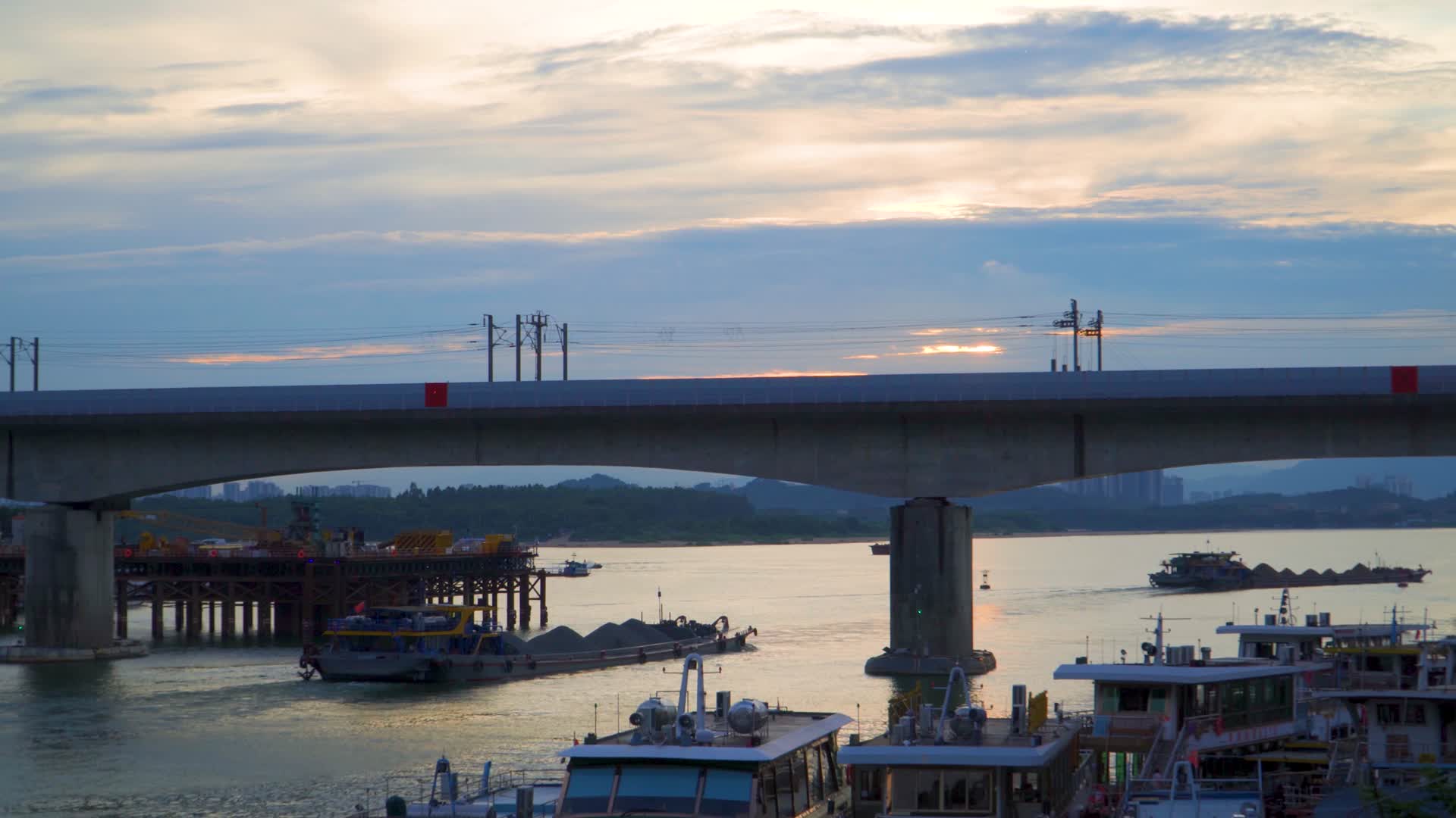 夕阳天空下的大桥高铁铁轨视频的预览图