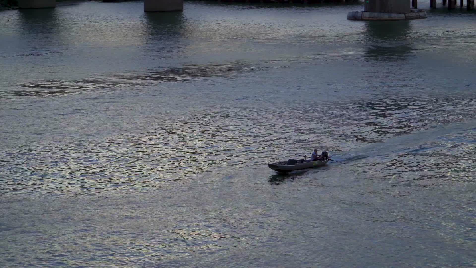 黄昏时刻的渔船视频的预览图