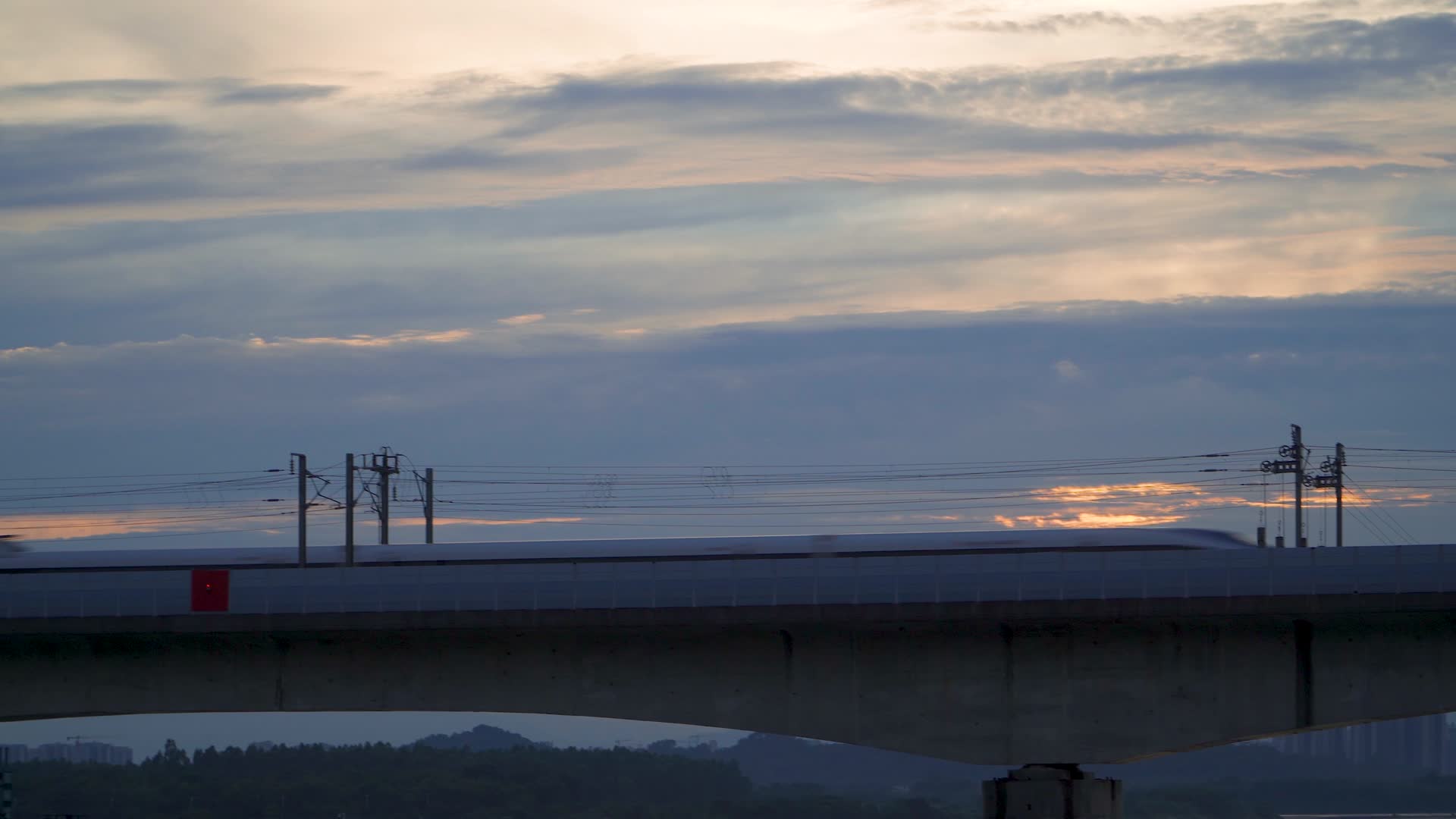 夕阳天空下高铁驶过大桥视频的预览图