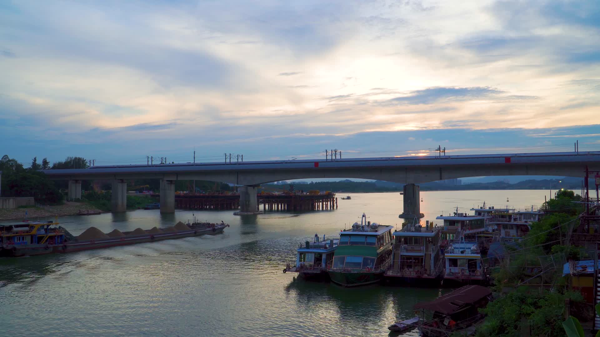 夕阳天空下的大桥高铁视频的预览图