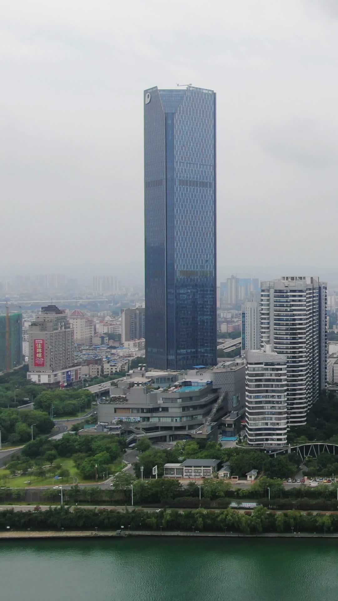 航拍广西柳州地标建筑保利中心视频的预览图