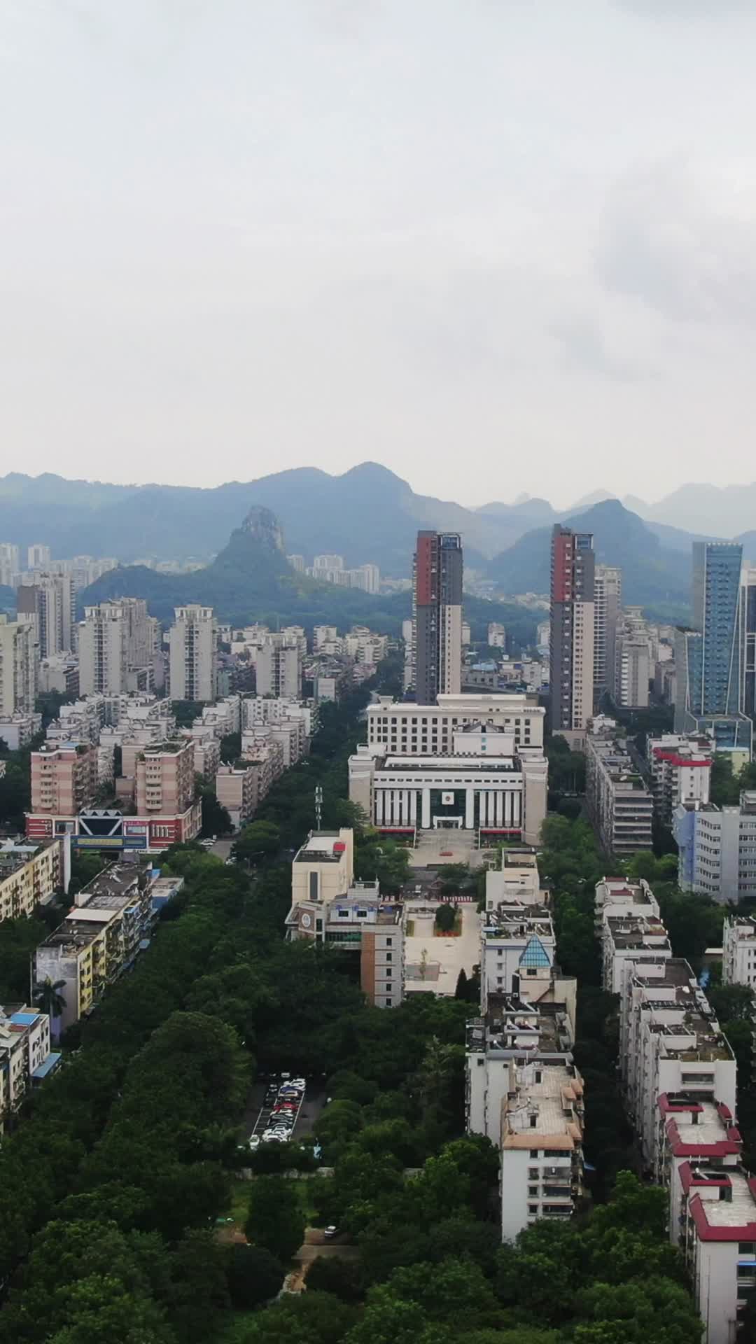 航拍广西柳州城市高楼视频的预览图