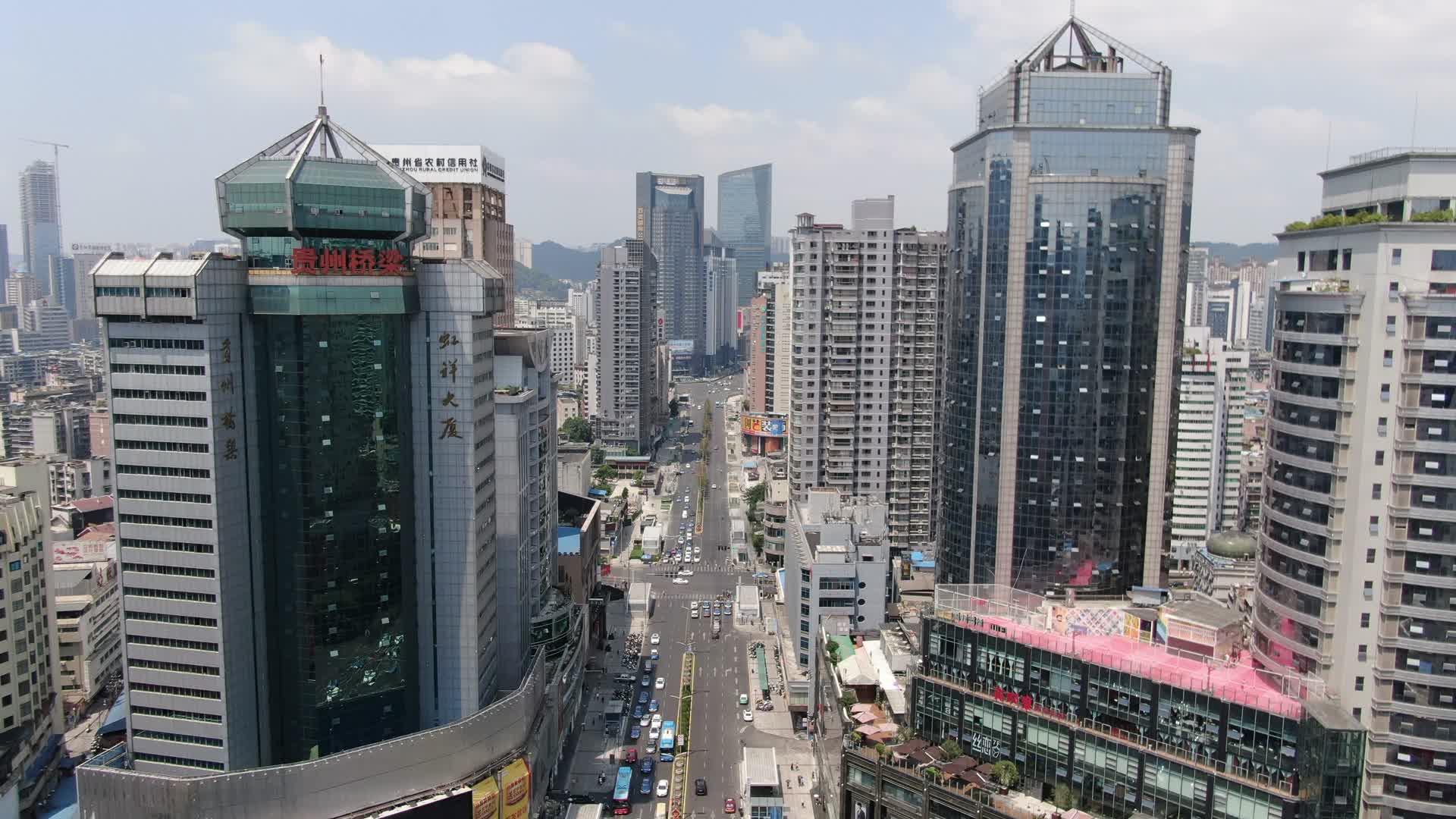 城市大道交通车辆航拍视频视频的预览图