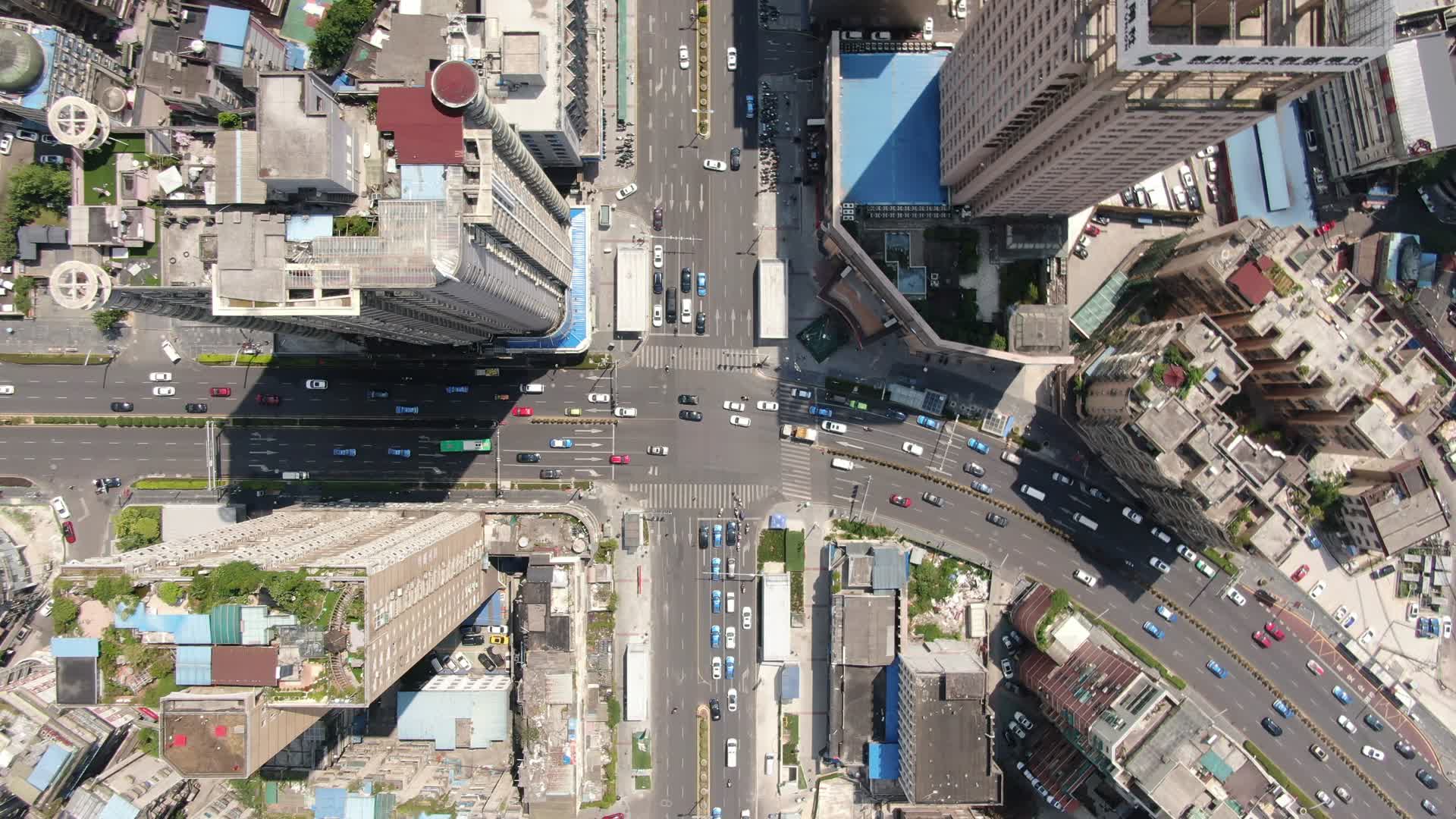 城市大道交通车辆航拍视频视频的预览图