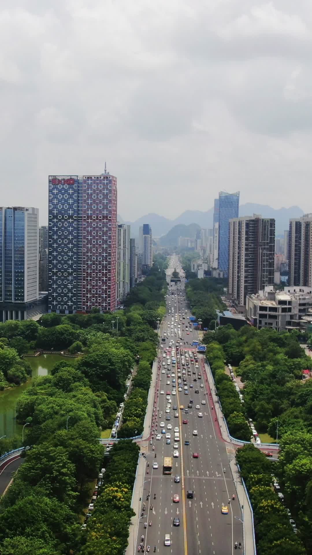航拍柳州城市大道交通视频的预览图