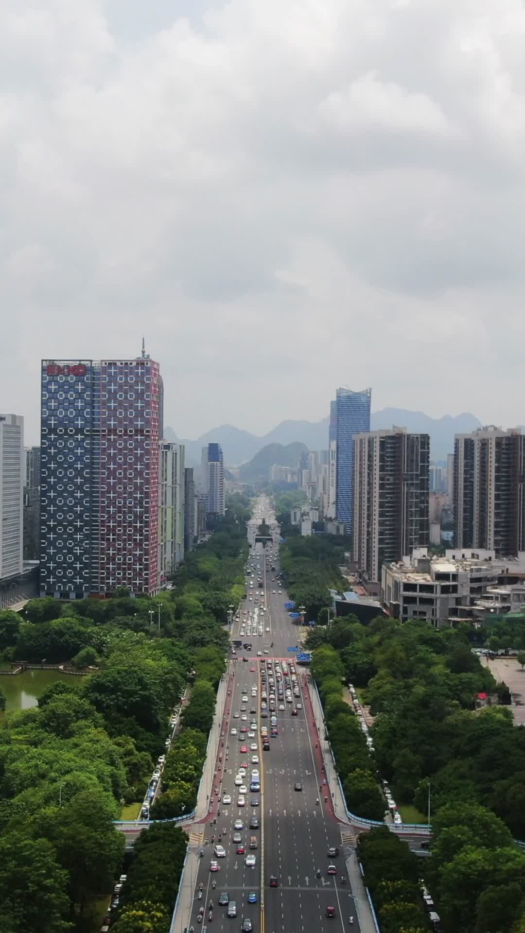航拍广西柳州城市交通大道视频的预览图