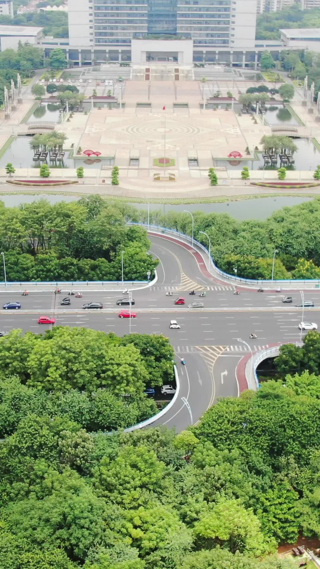 航拍广西柳州人民广场城市交通大道视频的预览图