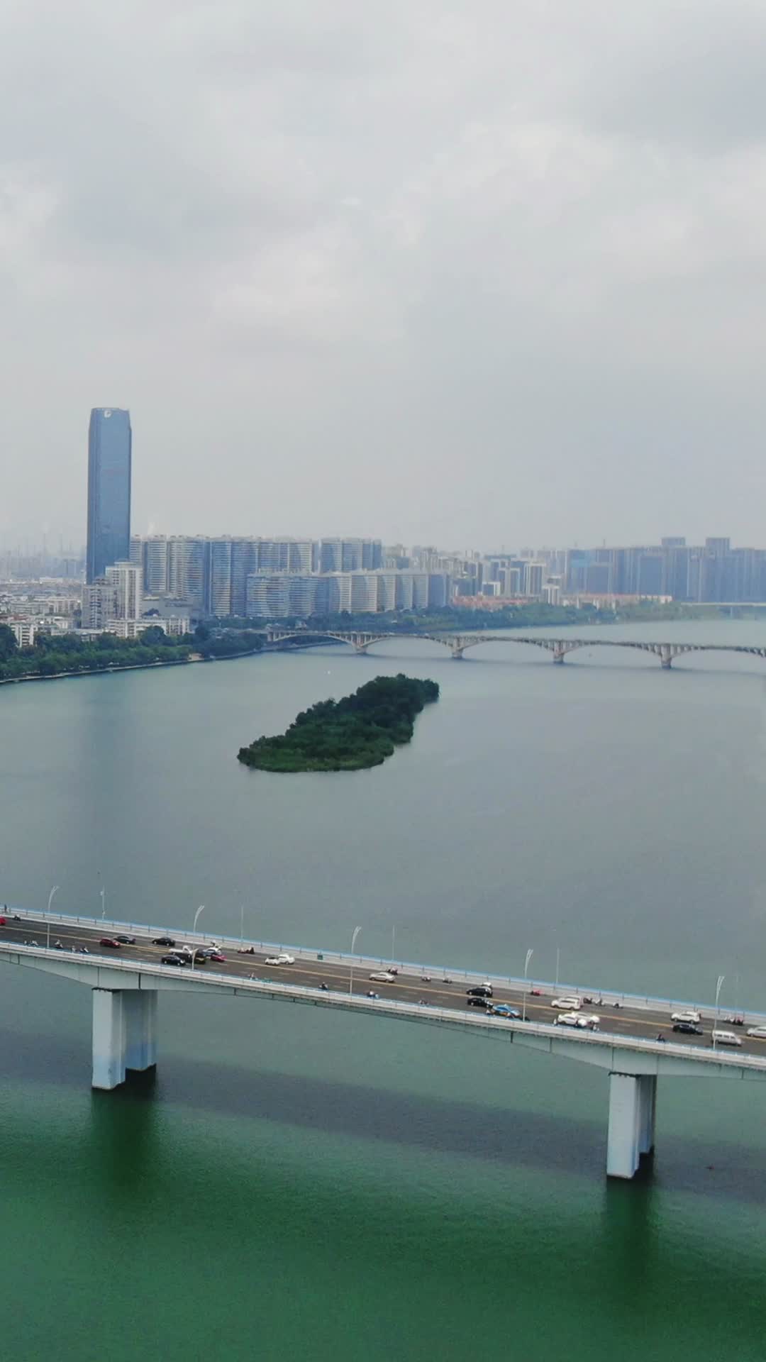 4K航拍广西柳州柳江跨江大桥视频的预览图