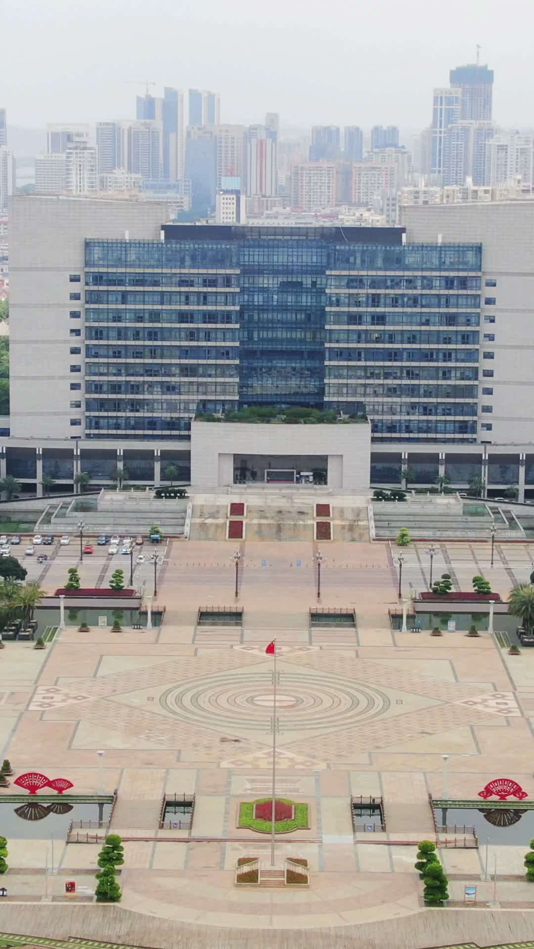 航拍广西柳州市政府人民广场视频的预览图