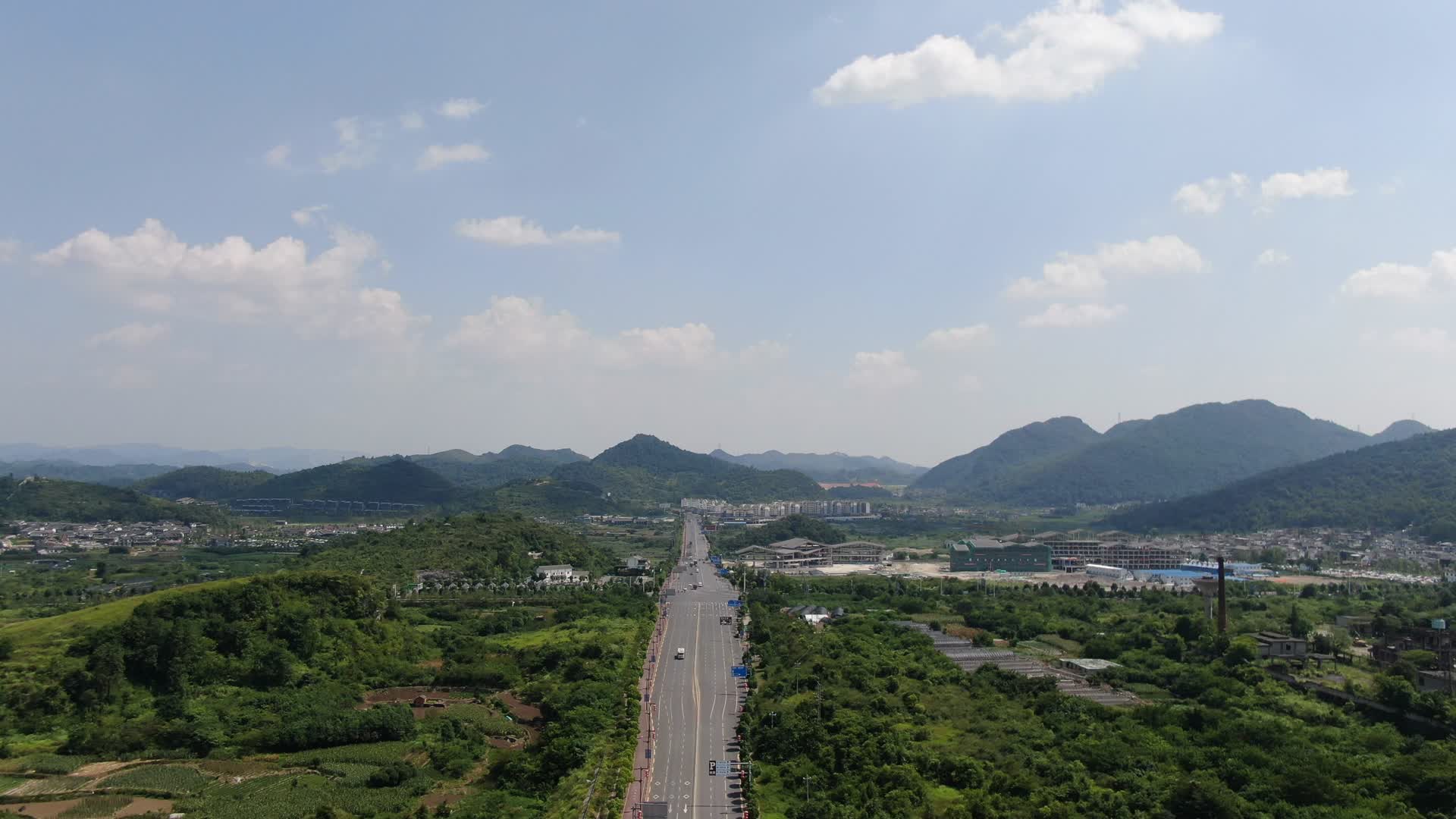 贵州大山中笔直公路航拍视频视频的预览图