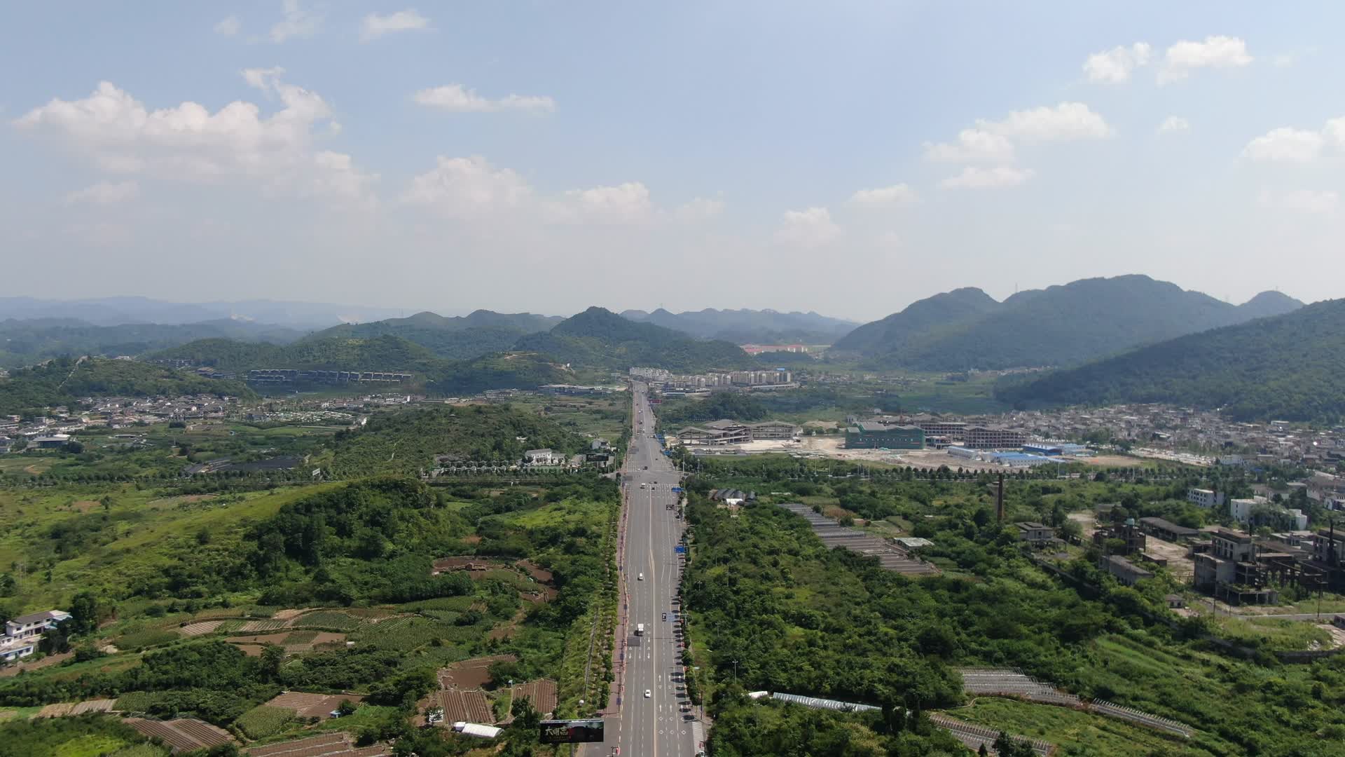 贵州大山中笔直公路航拍视频视频的预览图