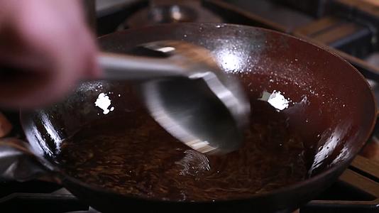 食用油油炸制美食视频的预览图