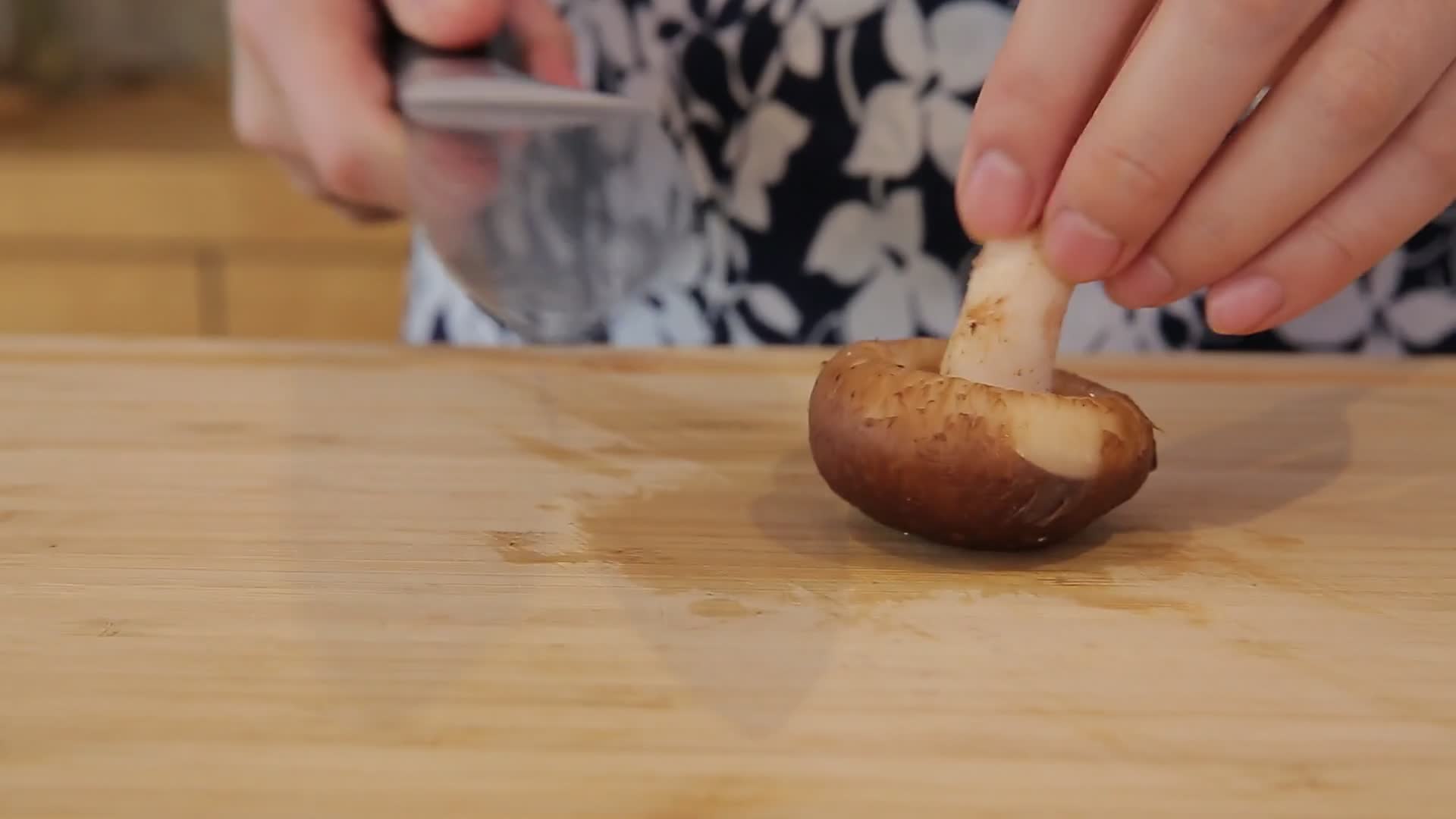 厨娘切鲜香菇视频的预览图