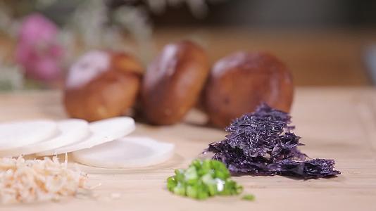 香菇肉馅紫菜虾皮小葱馄饨原料视频的预览图