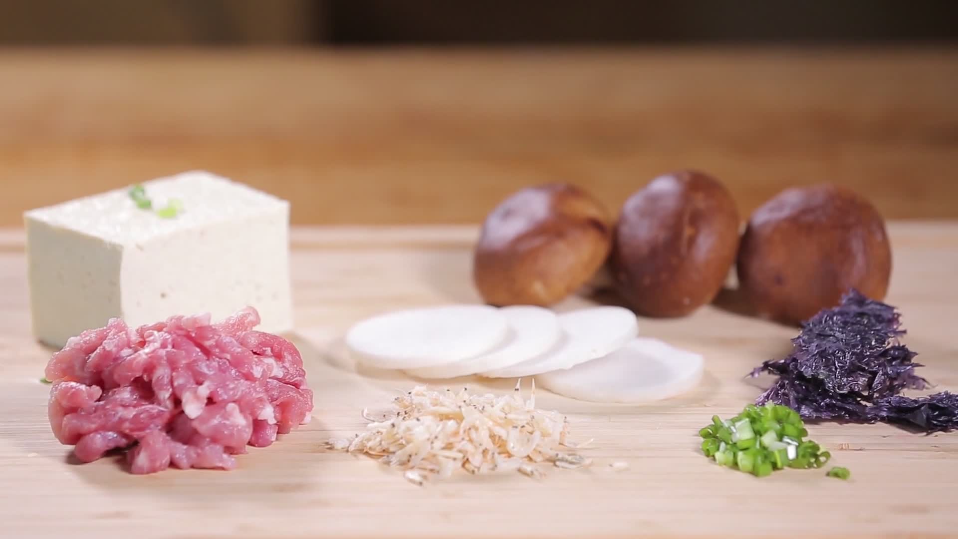 香菇肉馅紫菜虾皮小葱馄饨原料视频的预览图