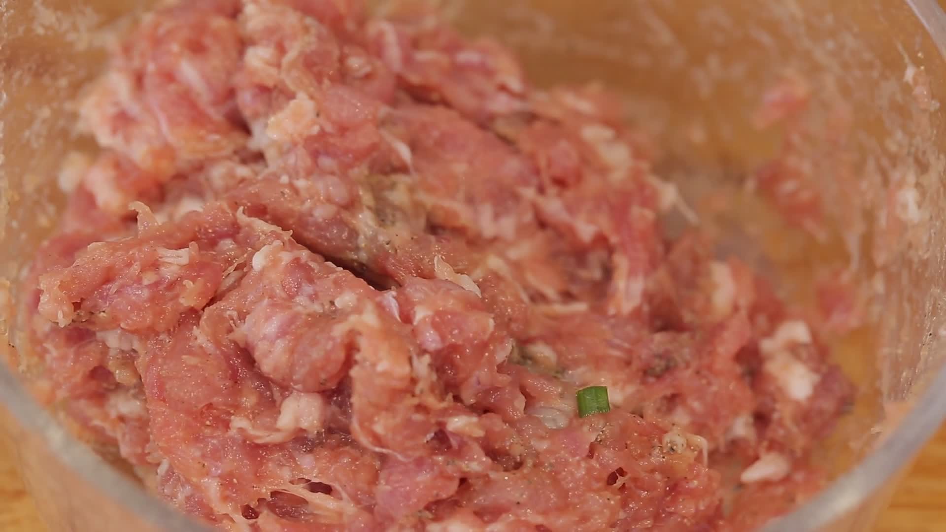 猪肉肉馅制作视频的预览图