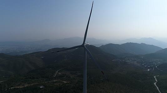 福建省莆田市城厢区东海镇坪洋村风力发电实拍视频的预览图