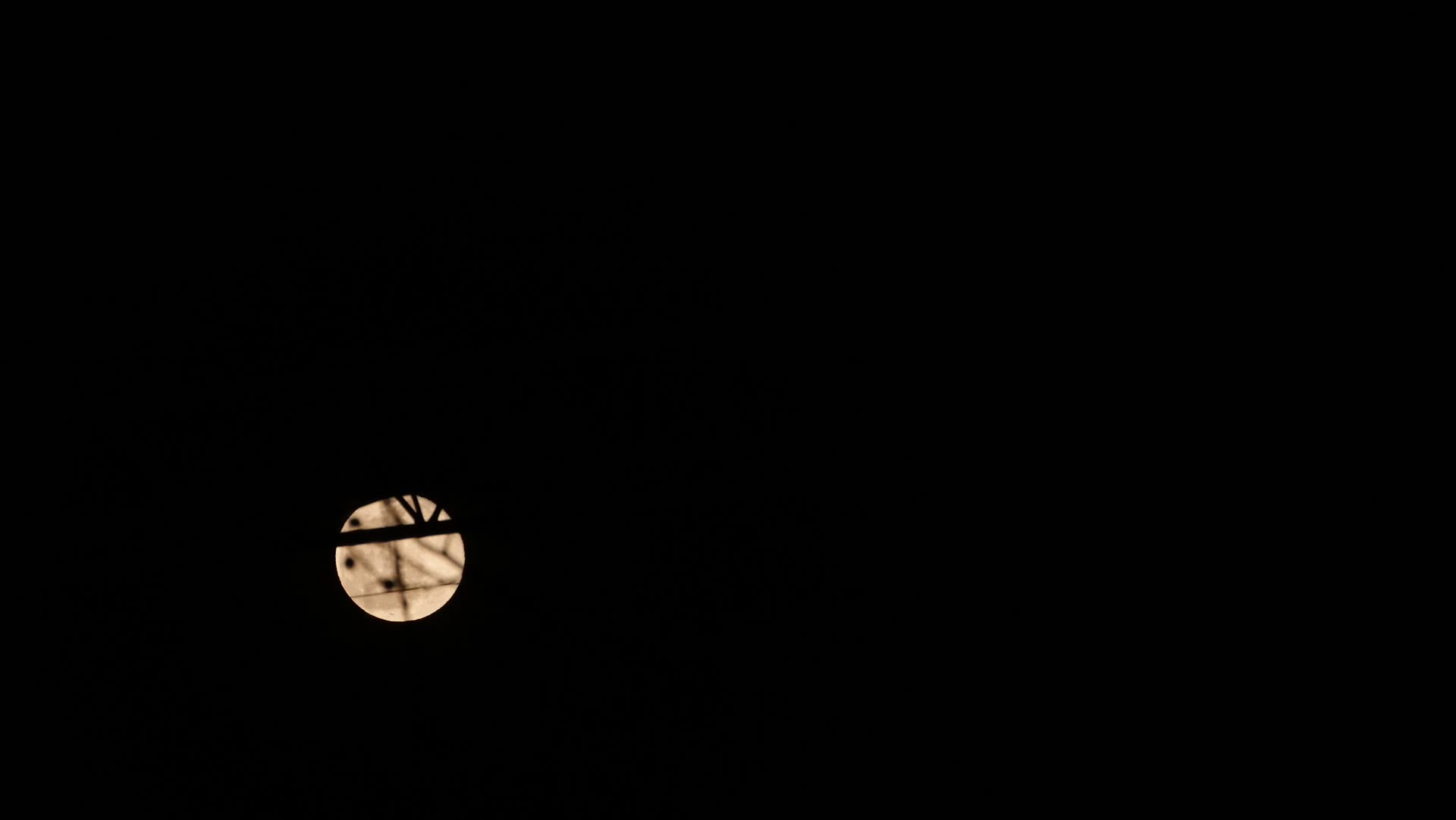 中秋圆月月亮夜间延时摄影视频的预览图