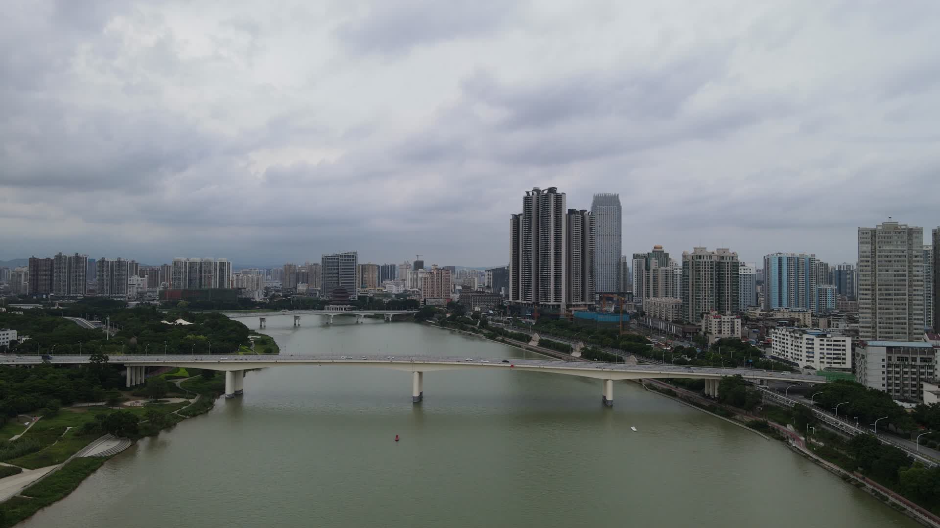 广西南宁邕江大桥航拍视频视频的预览图