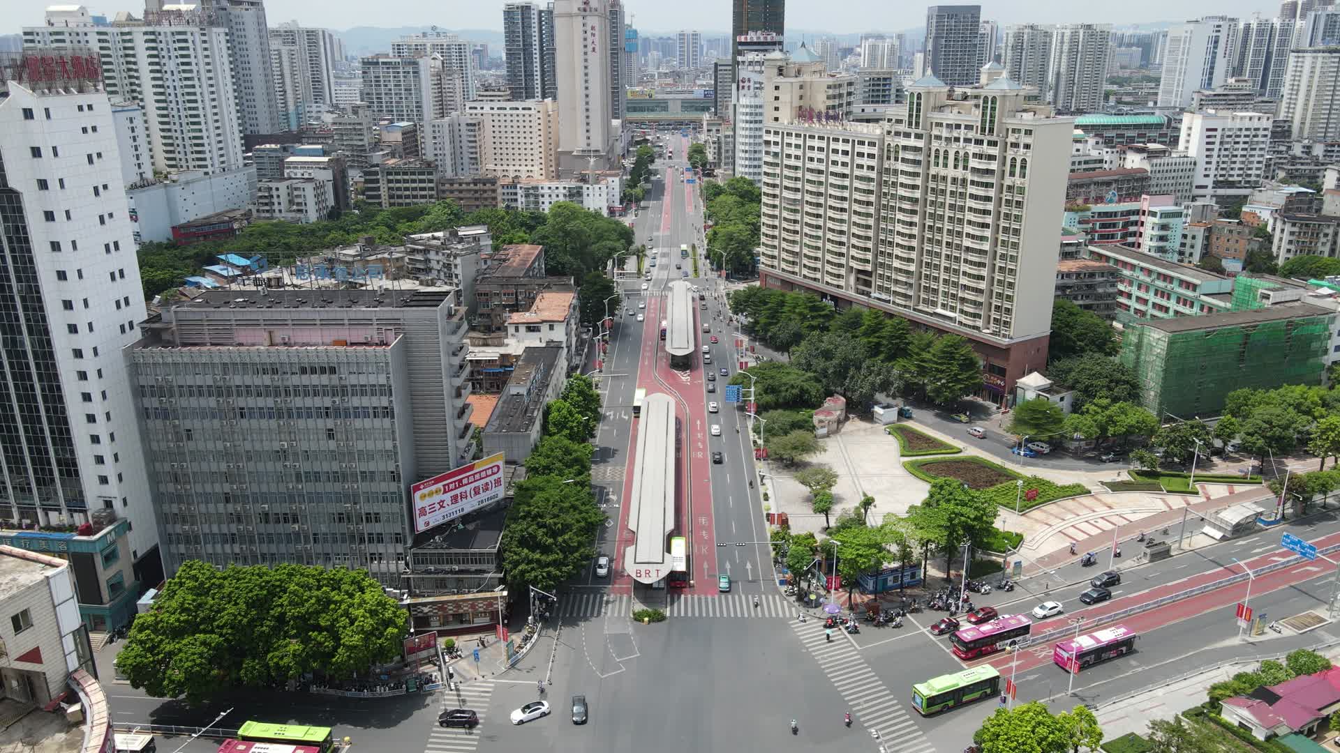 城市快速公交BRT站台航拍视频的预览图