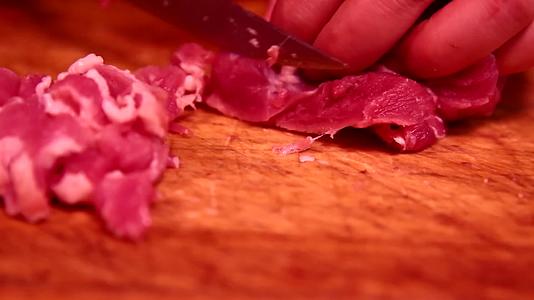 市场卖牛肉猪肉排骨档口视频的预览图
