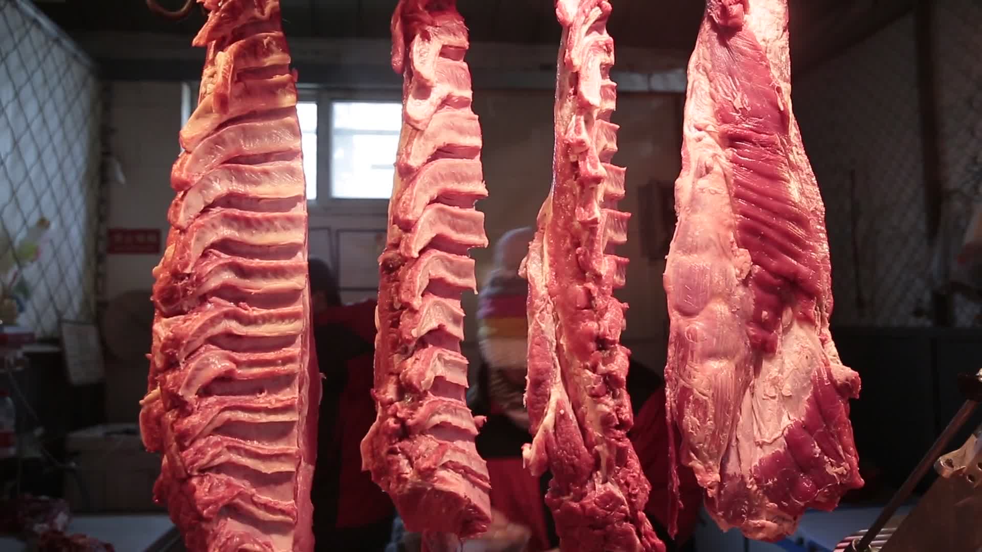 市场卖牛肉猪肉排骨档口视频的预览图