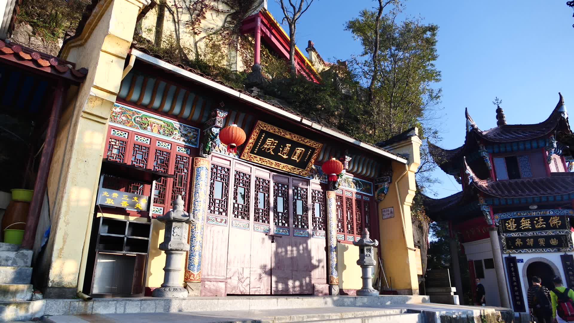 安徽九华山山顶上的东崖禅寺视频的预览图