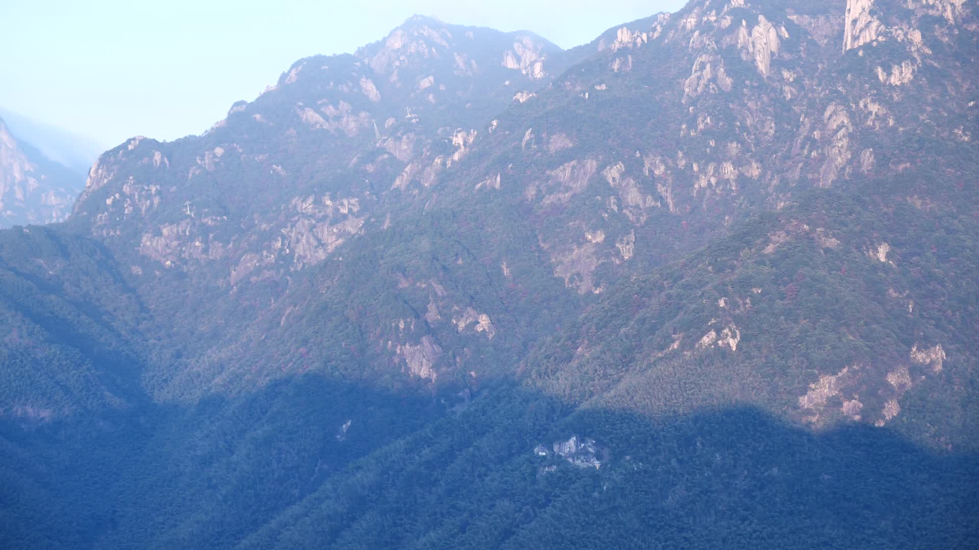 安徽九华山山顶上的东崖禅寺视频的预览图