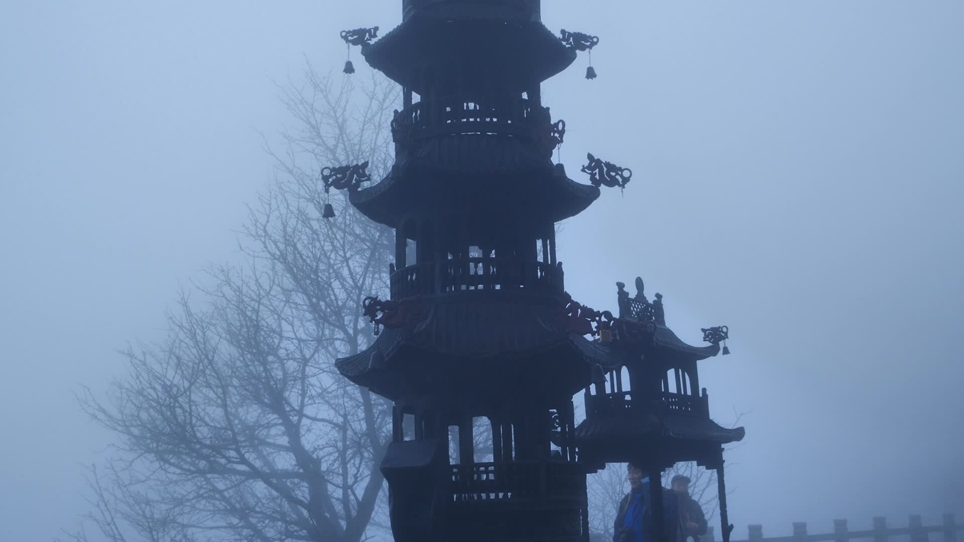 安徽九华山大雾里的东崖禅寺视频的预览图