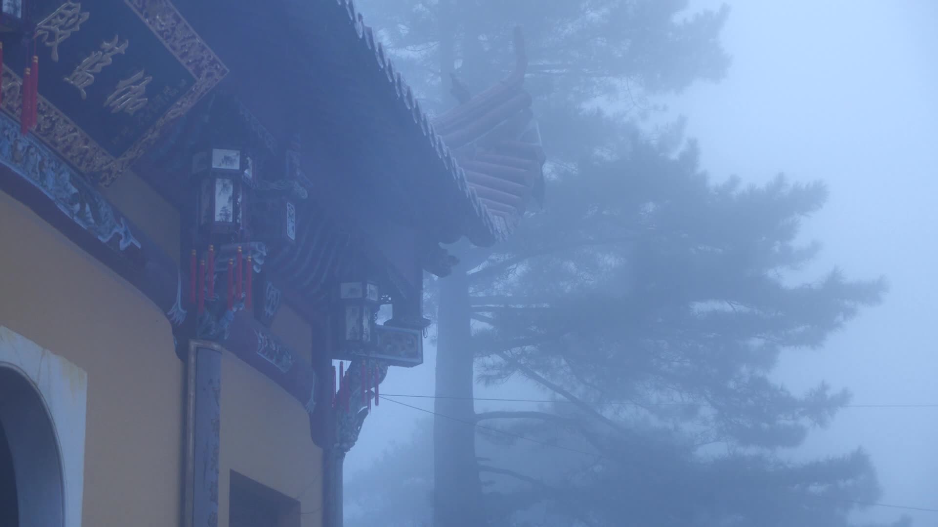 安徽九华山大雾里的华严禅寺回香阁风景视频的预览图