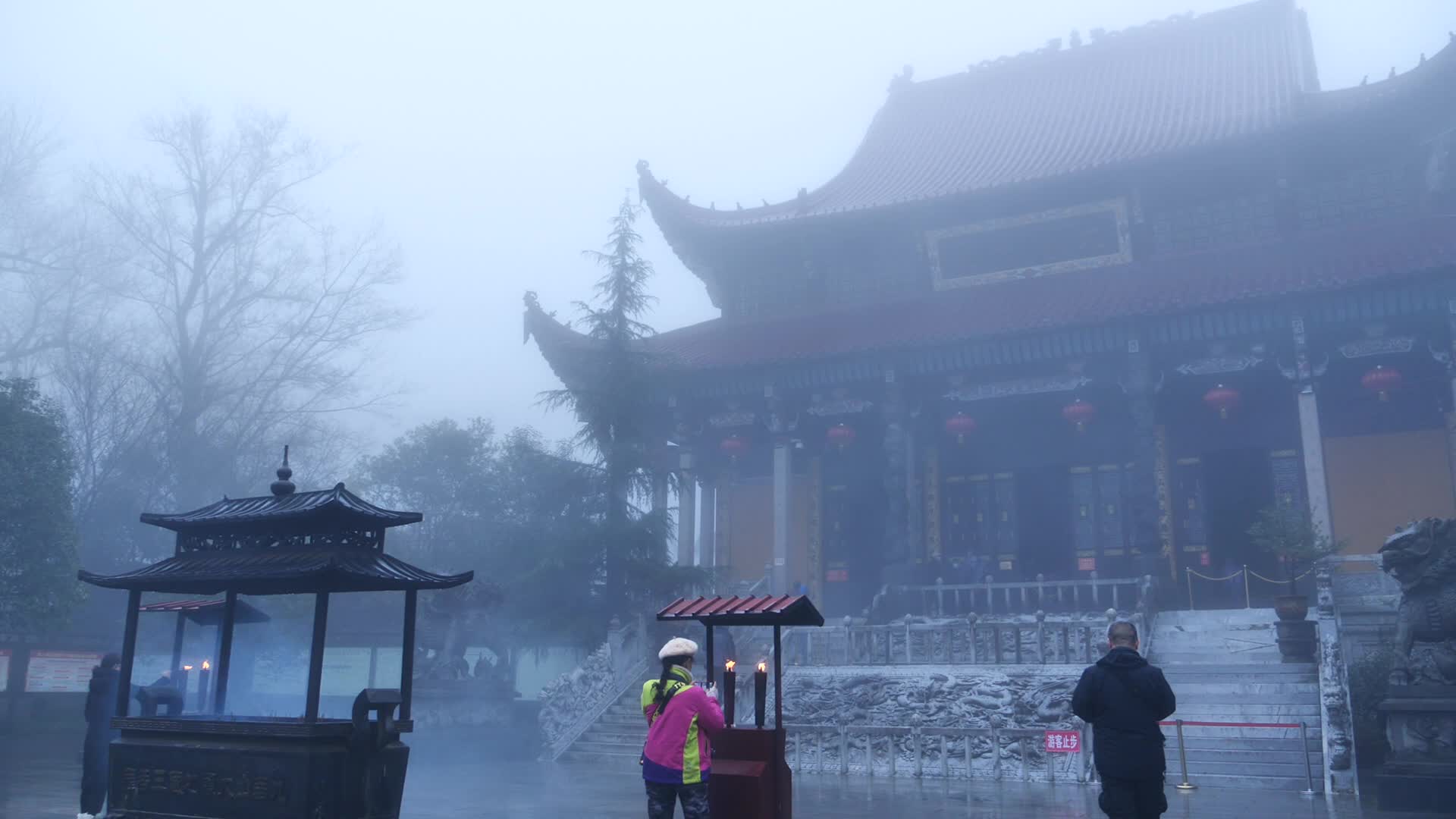 安徽九华山大雾里的九华街旃檀建筑风景视频的预览图