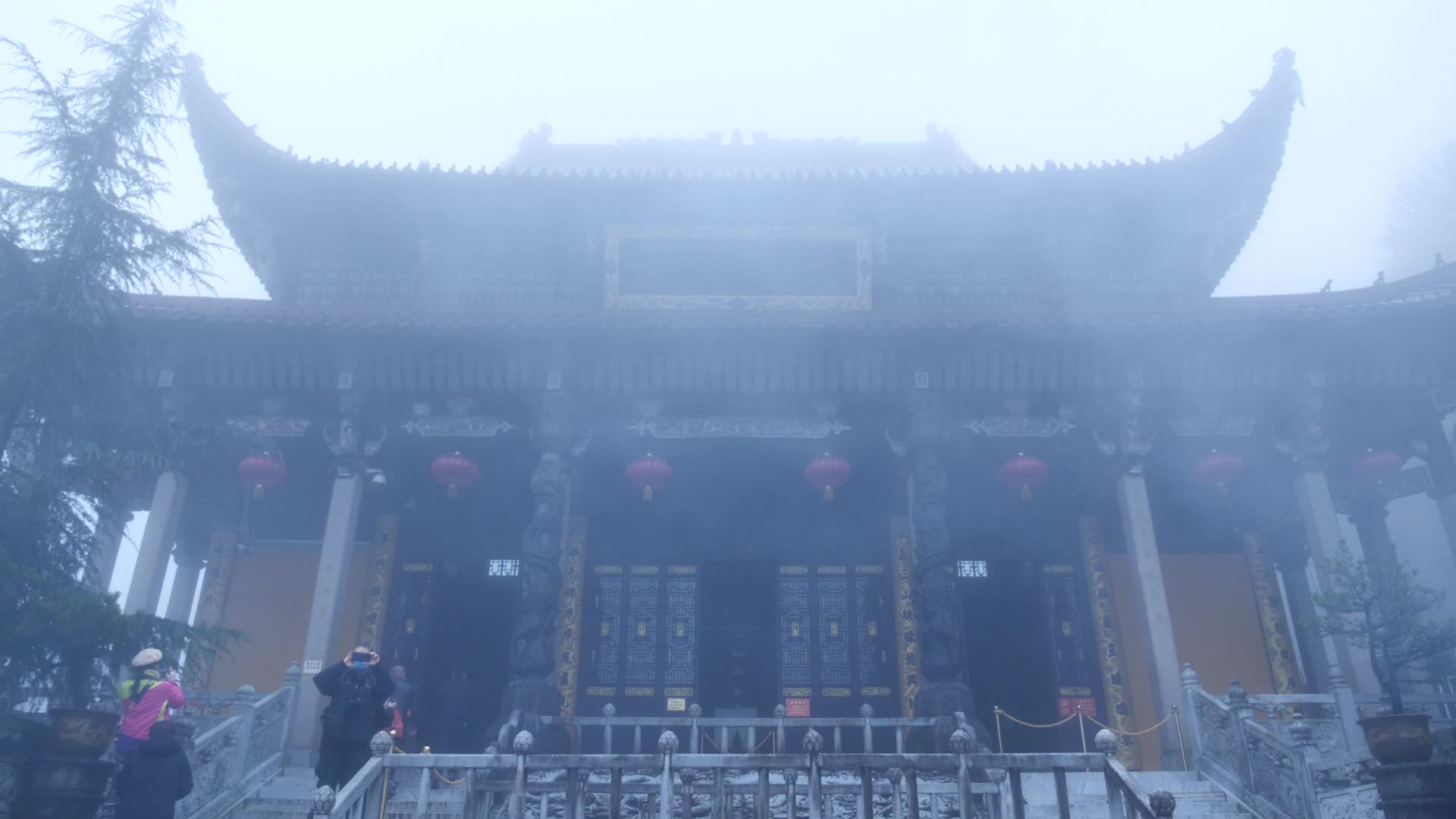 安徽九华山大雾里的九华街旃檀建筑风景视频的预览图