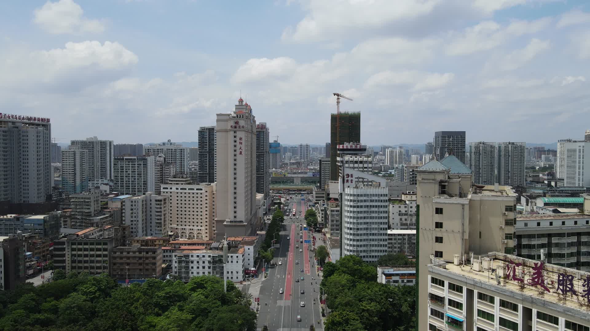 广西南宁民族大道城市交通航拍视频视频的预览图