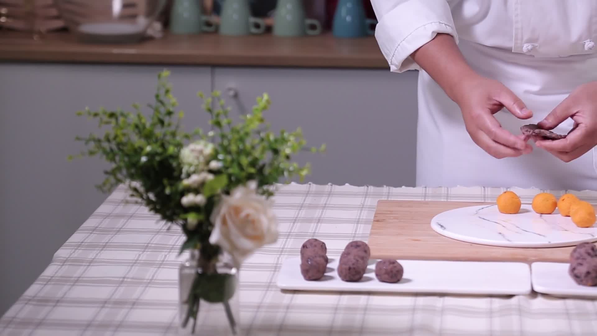 蛋黄红豆沙制作蛋黄酥视频的预览图