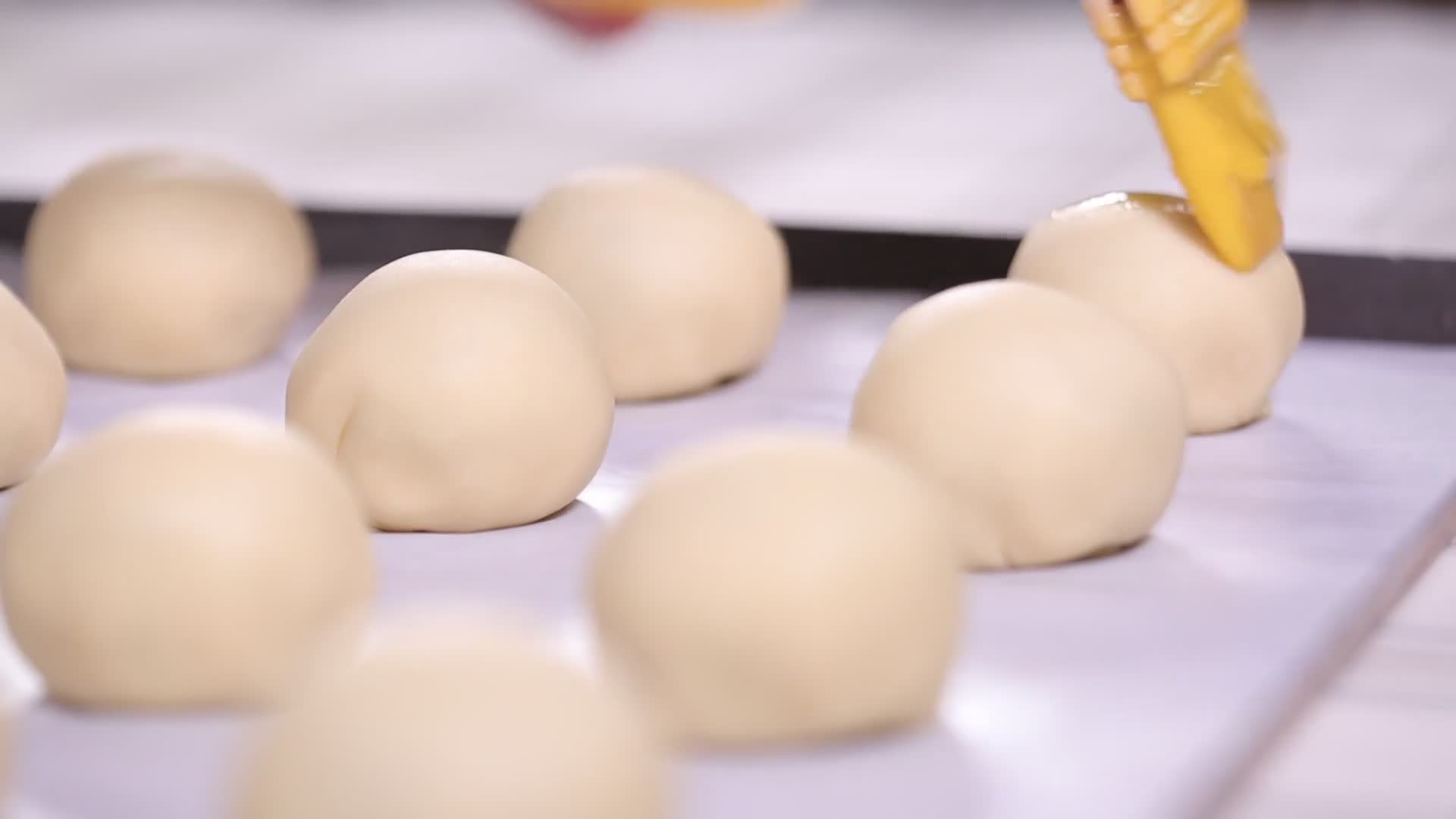 蛋黄酥刷蛋液视频的预览图