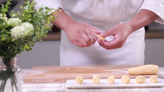 擀面皮制作蛋黄酥视频的预览图