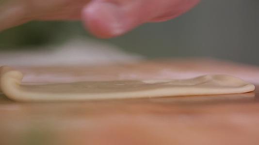 擀面皮制作蛋黄酥视频的预览图