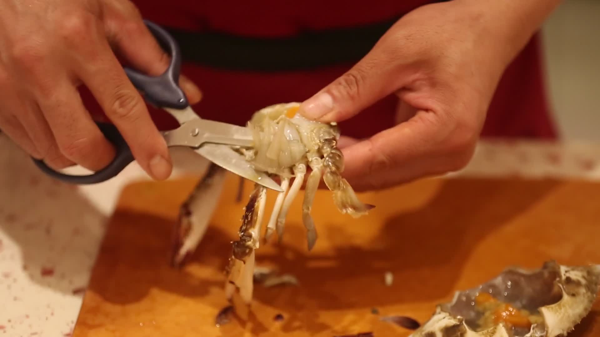 拆分清洗梭子蟹螃蟹视频的预览图
