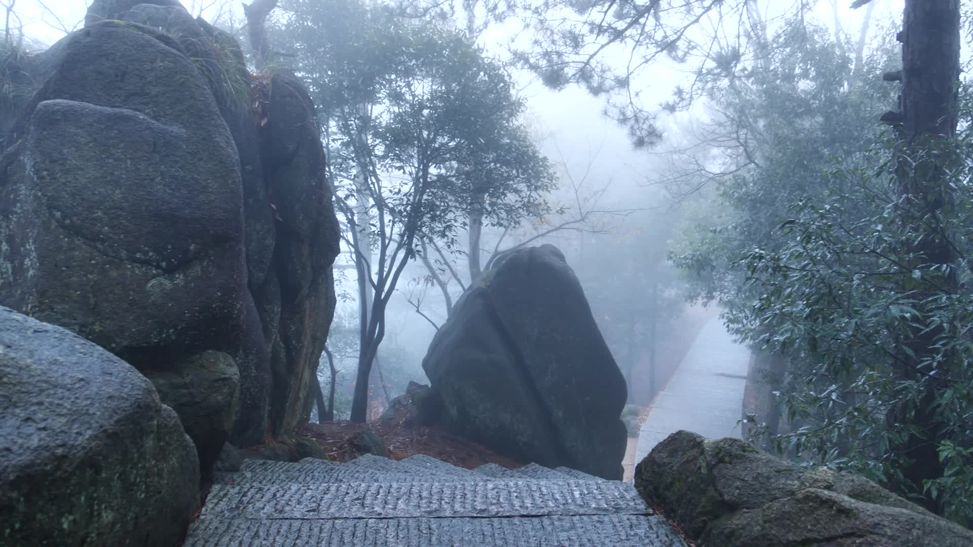 安徽九华山雾气弥漫的山路视频的预览图
