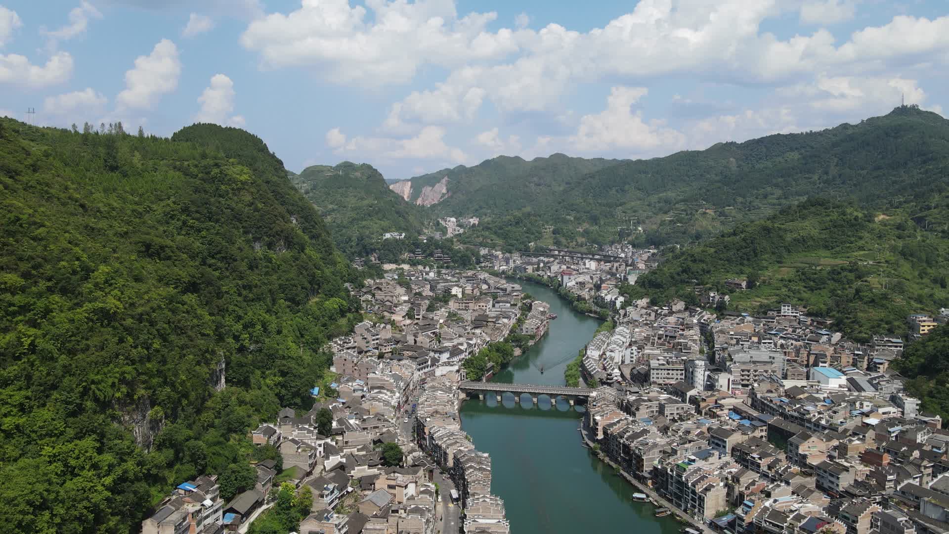 贵州镇远古镇5A景区舞阳河两岸古建筑航拍视频的预览图