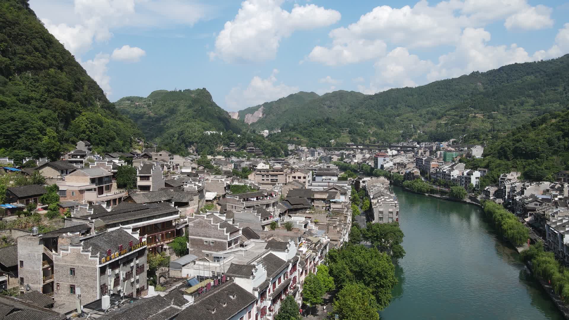 航拍贵州镇远古镇5A景区舞阳河两岸古建筑视频的预览图