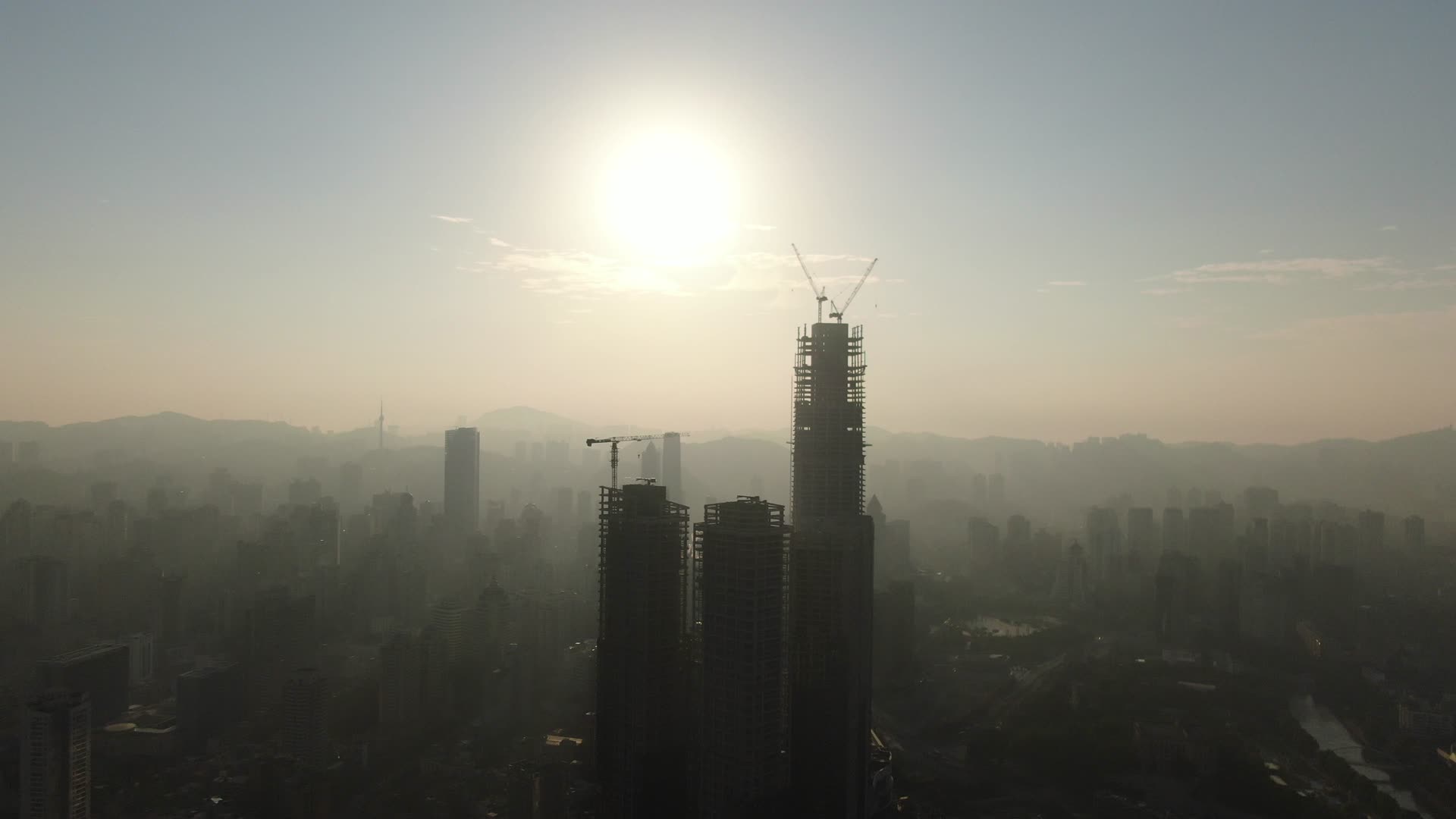 贵州贵阳城市高楼建筑清晨日出吊塔航拍视频视频的预览图